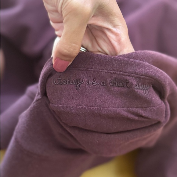 Lululemon Go Forward Pullover
Heathered Bordeaux Drama Wine
Size 8
W3CA3S - Picture 11 of 15
